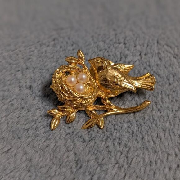 Vintage Goldtone Bird with Nest Brooche Faux Pearl Accents - Picture 7 of 8